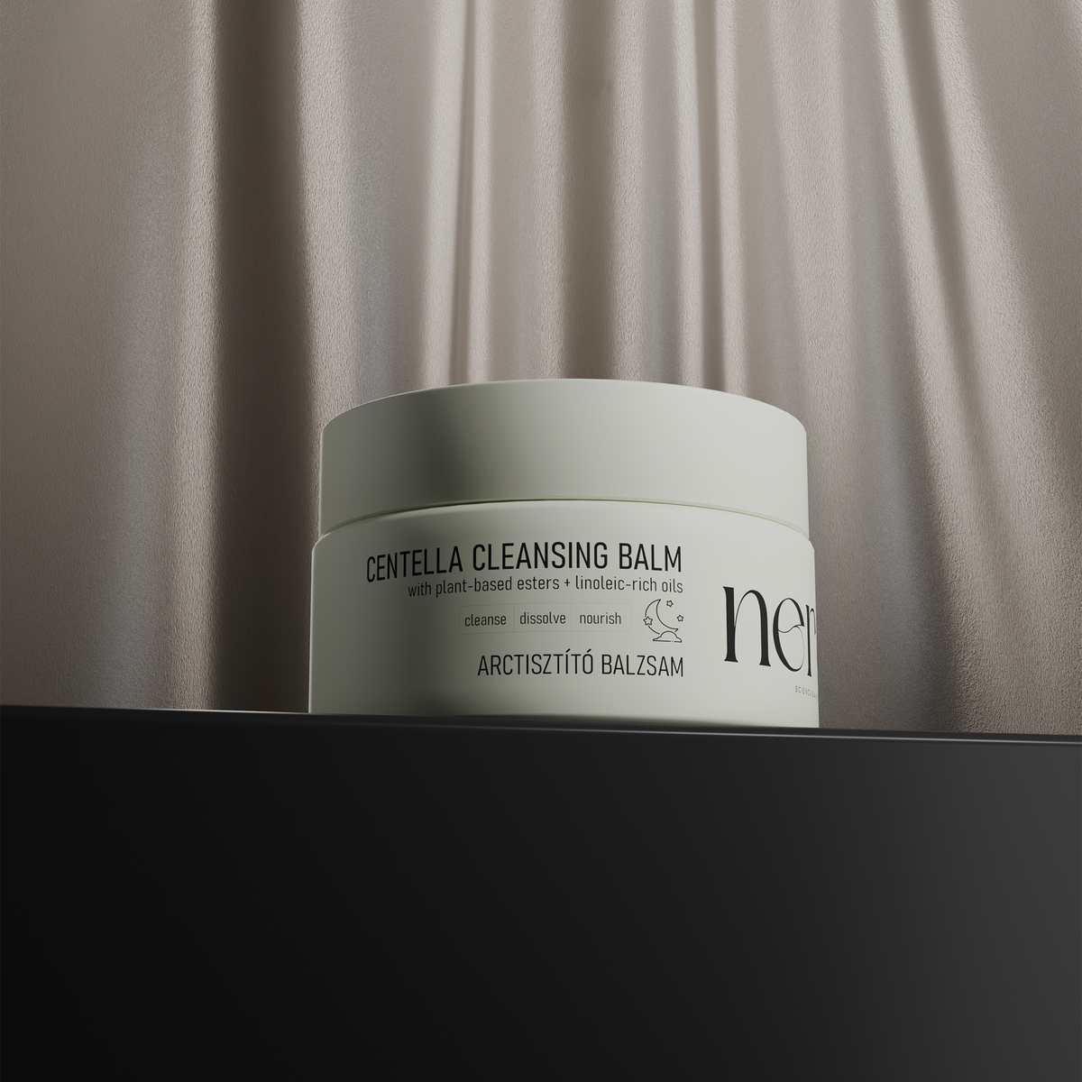 Ein Tiegel mit NERDS. Centella Cleansing Balm ruht auf einer dunklen Fläche mit einem beigen, seidigen Vorhang im Hintergrund.