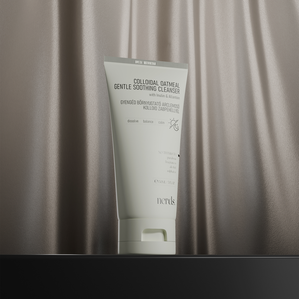 Eine Tube der NERDS. Colloidal Oatmeal Gentle Soothing Cleanser auf einer dunklen Oberfläche mit einem satinierten Hintergrund.