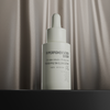 NERDS. Hyperpigmentierung Serum mit Tropfer auf einem seidigen beige Hintergrund gesetzt.