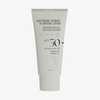 Eine Tube der NERDS. Leichte Hydrate UV Defense Lotion SPF50 mit englischem und ungarischem Text auf dem Etikett.