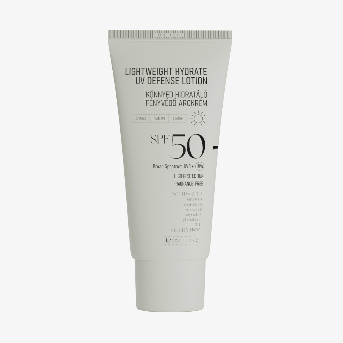 Eine Tube der NERDS. Leichte Hydrate UV Defense Lotion SPF50 mit englischem und ungarischem Text auf dem Etikett.