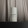 Eine weiße Flasche von NERDS. Multi-Peptide Smart-Aging Moisturizer steht auf einem schwarzen, seidig-beigen Hintergrund.