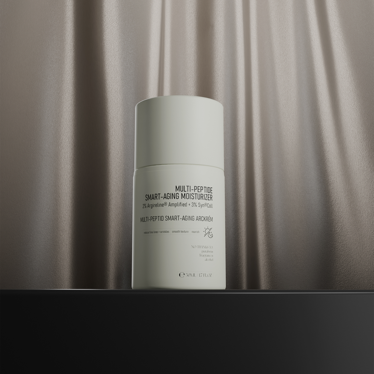 Eine weiße Flasche von NERDS. Multi-Peptide Smart-Aging Moisturizer steht auf einem schwarzen, seidig-beigen Hintergrund.