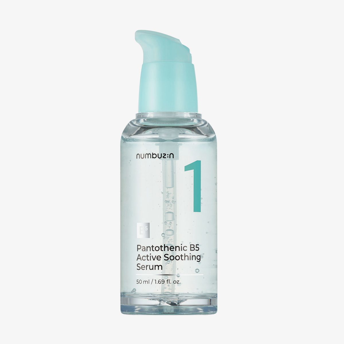Numbuzin No.1 Pantothenic B5 Active Soothing Serum in einer klaren Flasche mit türkisfarbenem Pumpspender.