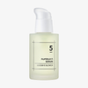 Eine gefrostete Pumpflasche von numbuzin No.5 Goodbye Blemish Serum auf weißem Hintergrund.