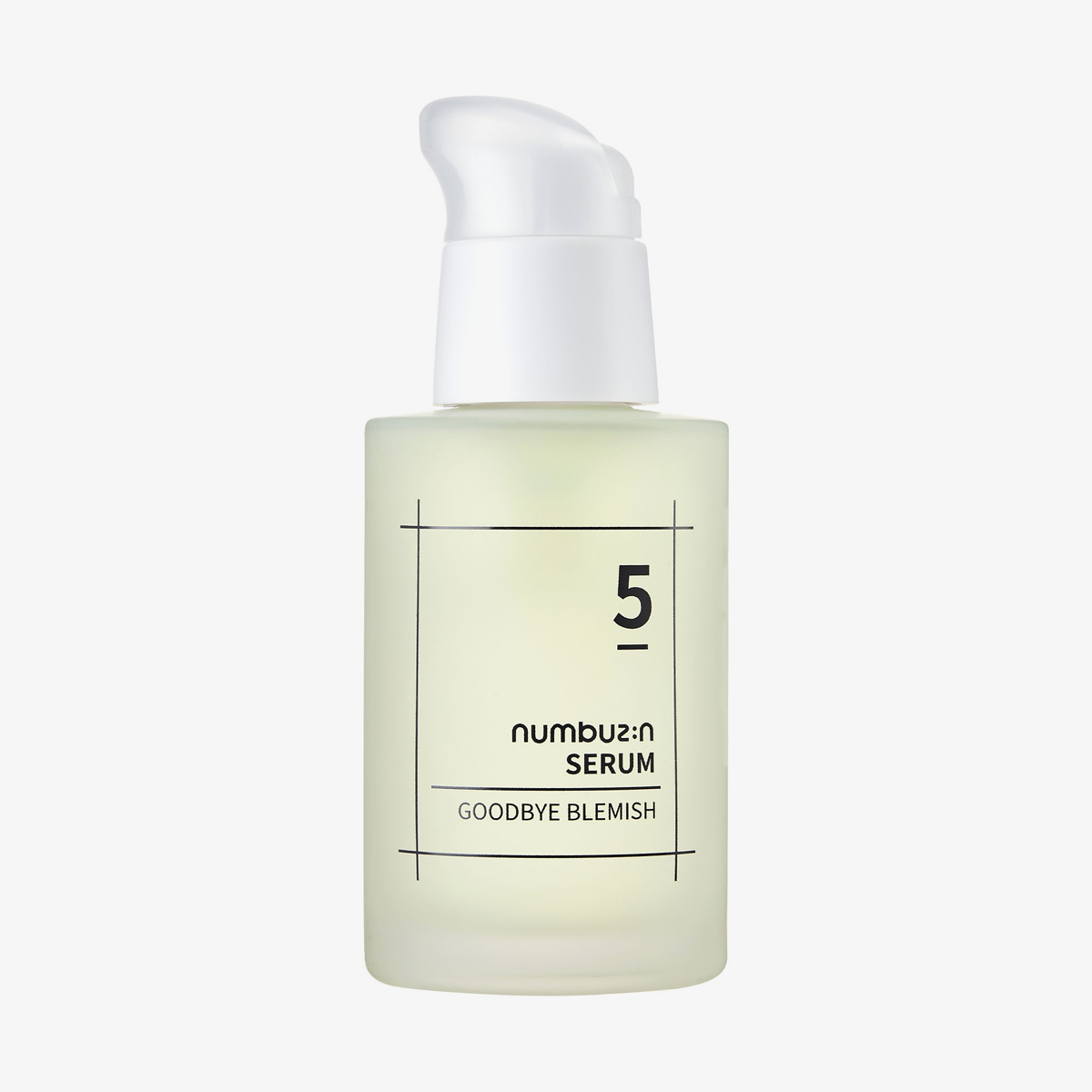 Eine gefrostete Pumpflasche von numbuzin No.5 Goodbye Blemish Serum auf weißem Hintergrund.