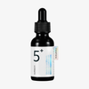Eine schwarze Tropfflasche mit der Aufschrift numbuzin No.5+ Vitamin Concentrated Serum auf weißem Hintergrund.