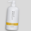 Auf einem grauen Hintergrund steht eine weiße Flasche des „Philip Kingsley Body Building Conditioner“ mit einem gelben Etikett und einer Pumpflasche.