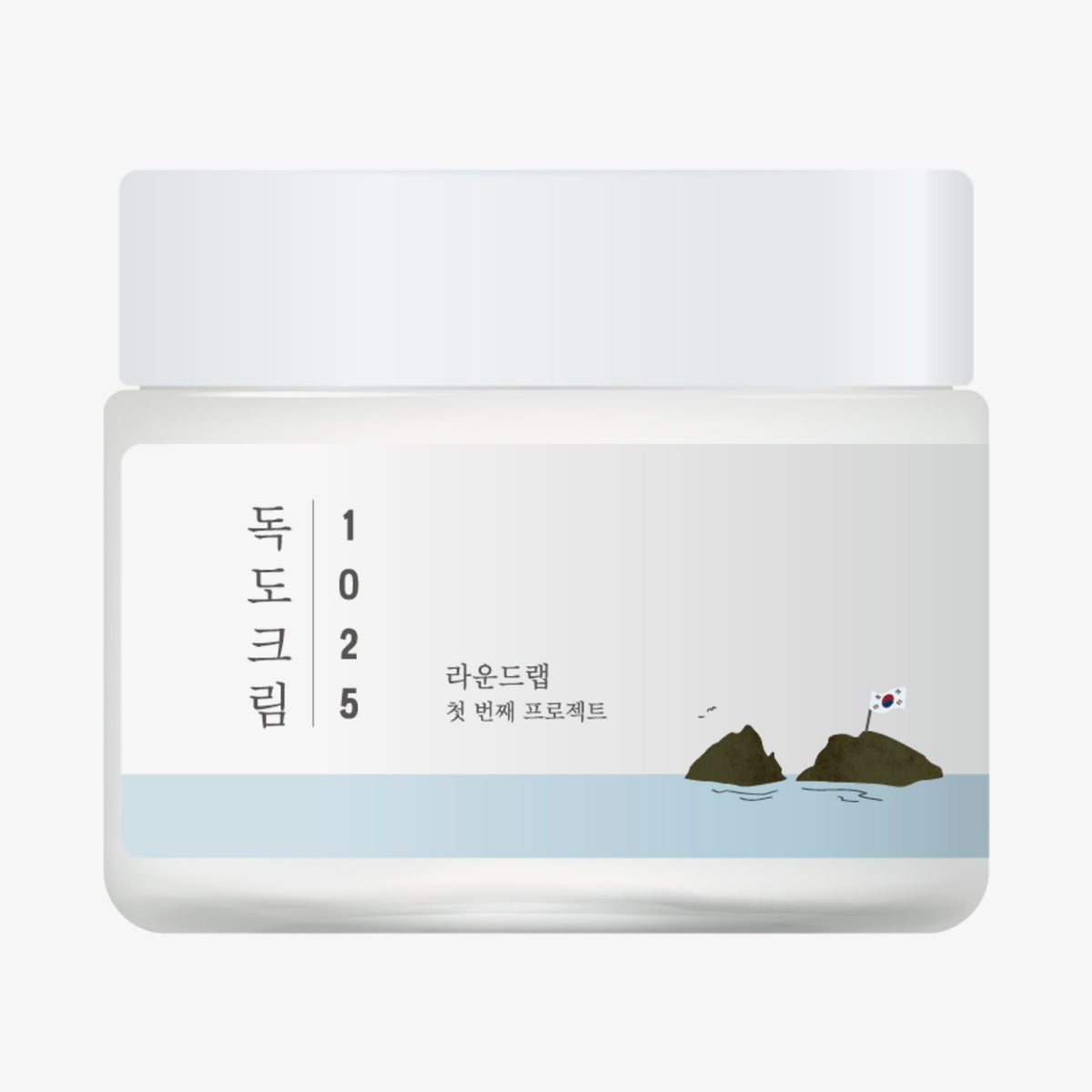 Runde, weiße Cremeverpackung der Round Lab 1025 Dokdo Cream mit minimalistischer Illustration der Dokdo-Inseln und koreanischer Flagge auf hellem Hintergrund.