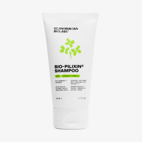 Weiße Tube des Scandinavian Biolabs Hair Strength Shampoo Travel Size mit grünem Text und einem Blattdesign auf der Vorderseite.