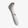 Das STYLPRO-Kühl-Gesichtsmassagegerät ist ein weißes Handgerät mit einer abgerundeten Metallspitze und einer STYLPRO-Taste am Griff.