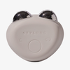 Das STYLPRO Dual Microcurrent Face & Body Toning Device verfügt über zwei Metallkugeln auf der Oberseite, die auf einem schlichten Hintergrund angebracht sind.