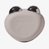 Das STYLPRO Body Bundle, ein weißes Hautpflegegerät mit zwei metallischen Rollen, von vorne auf einem einfarbigen Hintergrund abgebildet.