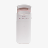Eine weiß-rosa STYLPRO „Handy Little Travel Companion“-Wimpernzange steht aufrecht auf einem weißen Hintergrund.