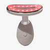 Das STYLPRO Body Bundle-Handgerät verfügt über leuchtend rote LED-Anzeigen und einen Einschaltknopf am Griff.