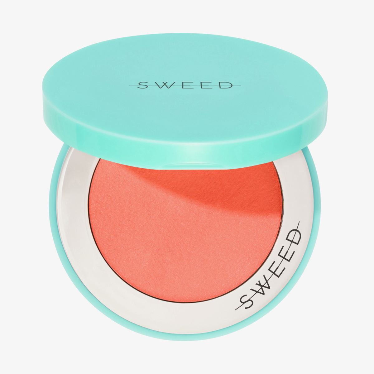 Eine türkisfarbene Puderdose mit offenem Deckel gibt den Blick frei auf die leuchtend korallenfarbene „Air Blush Cream“ sowie das SWEED-Logo auf dem Deckel und dem Rand.