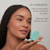 Eine Frau mit geflochtenen Haaren trägt SWEED Air Blush Cream auf; daneben ist ein Text über die Inhaltsstoffe und Vorteile des Hautpflegeprodukts zu sehen.