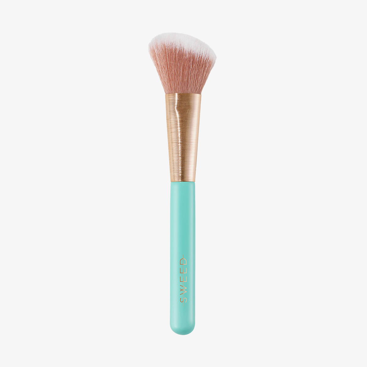 Der SWEED Angled Blush Brush verfügt über eine goldene Zwinge, hellbraune Borsten mit weißen Spitzen und einen hellgrünen Griff.