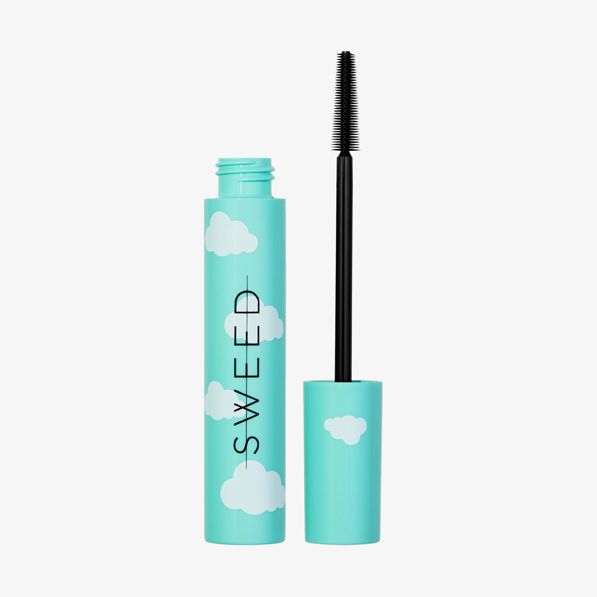 Eine türkisfarbene Tube der SWEED Cloud Mascara mit weißen Wolken, abgebildet im geöffneten Zustand, wobei die Bürste aufrecht steht.