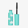 Die SWEED Cloud Mascara Mini in einer türkisfarbenen Tube mit Wolkenmotiv ist geöffnet abgebildet, sodass der Applikator und die Bürste zu sehen sind.