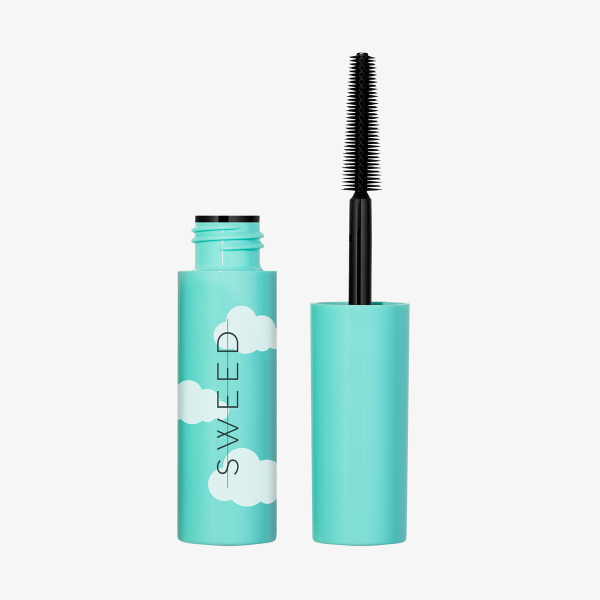 Die SWEED Cloud Mascara Mini in einer türkisfarbenen Tube mit Wolkenmotiv ist geöffnet abgebildet, sodass der Applikator und die Bürste zu sehen sind.