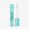 Eine türkisfarbene Tube SWEED Wimpernwachstumsserum mit dem Applikatorstäbchen und der Kappe daneben.