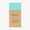 SWEED Glass Skin Foundation, 30 ml, in einem rechteckigen Flakon mit hellblauem Verschluss und beigem Etikett.