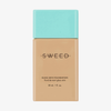 Eine 30-ml-Flasche „SWEED Glass Skin Foundation“ mit beigem Flaschenkörper und hellblauem Verschluss.