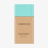 Eine 30-ml-Flasche „SWEED Glass Skin Foundation“ mit blauem Verschluss und beigem Flaschenkörper.