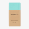 Ein beiger SWEED Glass Skin Foundation-Flakon mit blauem Verschluss, beschriftet mit 30 ml, 1 fl. oz.