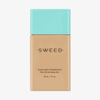 SWEED Glass Skin Foundation in einer rechteckigen 30-ml-Flasche mit türkisfarbenem Verschluss und beigem Flaschenkörper, abgebildet auf weißem Hintergrund.