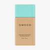 Eine 30-ml-Flasche der SWEED Glass Skin Foundation, rechteckig, mit türkisfarbenem Verschluss und beigem Flaschenkörper.
