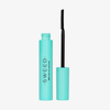 Eine türkisfarbene Tube der SWEED Lash Lift Mascara, aus der die Bürste herausragt, die schlank und gerade ist.