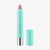Ein türkisfarbener SWEED Le-Lippenstift mit silbernem Sockel, nudefarbener Spitze und türkisfarbener Kappe liegt nebeneinander auf einem weißen Hintergrund.