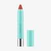 „Le Lipstick“ von SWEED: ein türkisfarbener Lippenstift mit silbernem Schaft und korallenfarbener Spitze, dessen Kappe abgenommen und daneben gelegt wurde.