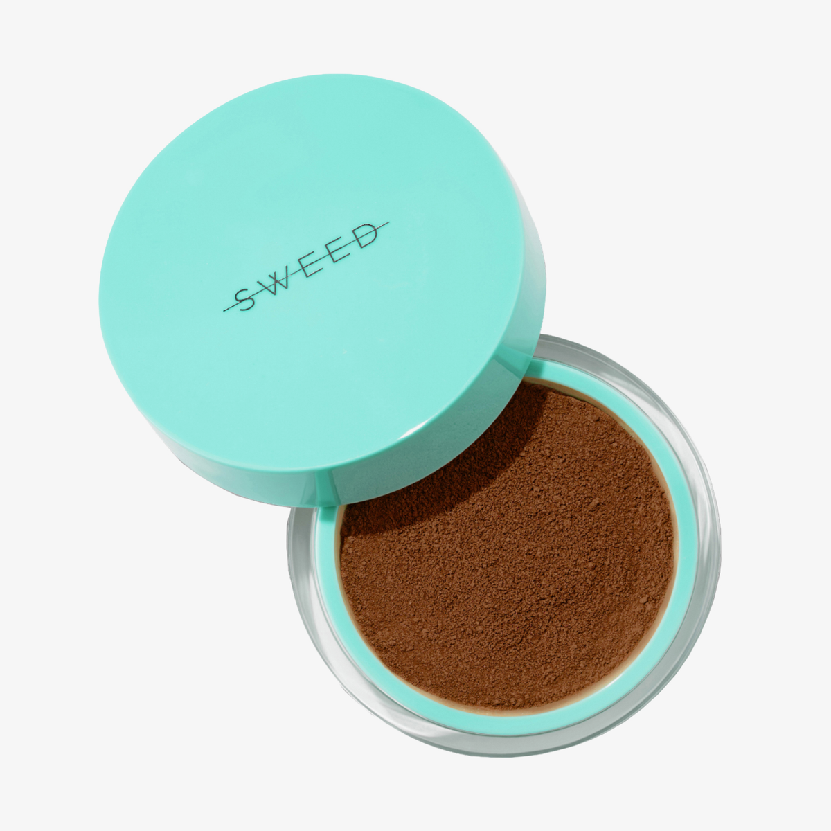 Ein türkisfarbener Behälter mit losem braunem Make-up der Marke „SWEED Miracle Powder“, dessen Deckel die Aufschrift „SWEED“ trägt, vor einem weißen Hintergrund.