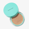 Ein türkisfarbener Behälter mit losem Make-up der Marke „SWEED Miracle Powder“, von oben auf weißem Hintergrund betrachtet.
