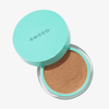 Eine türkisfarbene SWEED-Puderdose mit der Aufschrift „Miracle Powder“, gefüllt mit mittelbraunem Puder-Make-up.
