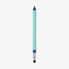 SWEED Satin Eyeliner: ein türkisfarbener Stift mit blauer Spitze, einem Verwischkopf und vertikalem SWEED-Logo.