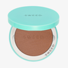 Eine türkisfarbene Puderdose mit der Aufschrift „SWEED“ enthält „The Bronzing Powder“ – gepresstes braunes Puder, das mit dem SWEED-Logo geprägt ist.