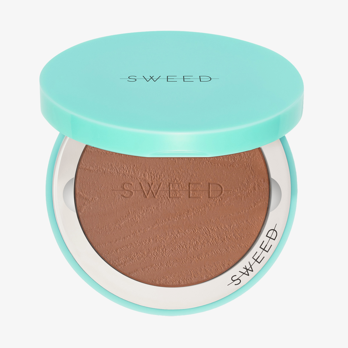 Eine türkisfarbene Puderdose mit der Aufschrift „SWEED“ enthält „The Bronzing Powder“ – gepresstes braunes Puder, das mit dem SWEED-Logo geprägt ist.