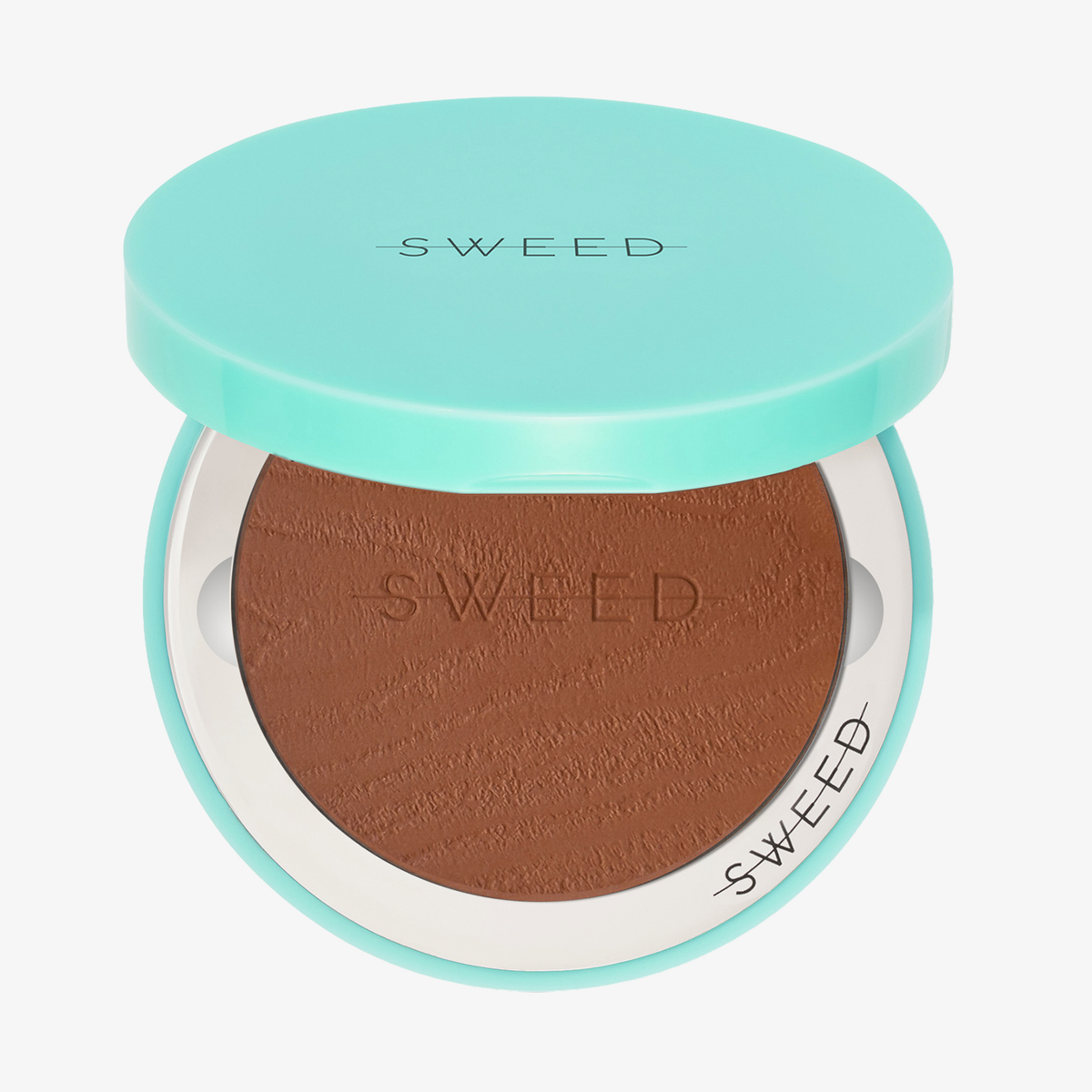 Eine türkisfarbene Puderdose mit braunem Kompaktpuder, die sowohl auf dem Deckel als auch auf dem Puder mit den Aufschriften „The Bronzing Powder“ und „SWEED“ versehen ist.