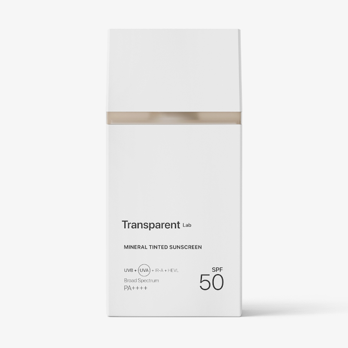 Weiße Flasche mit der getönten Sonnencreme „Transparent Lab Mineral Tinted Sunscreen“ mit schwarzer Beschriftung und einer beigen Linie im oberen Bereich. LSF 50.