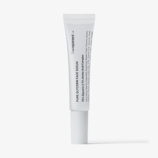 Auf einem schlichten weißen Hintergrund steht eine weiße Tube mit der Aufschrift „Transparent Lab Pure Glycerin Face Serum Mini“ aufrecht.