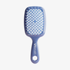 Die UNbrush Detangling Hair Brush ist blau mit weißen Borsten und einem sechseckigen Loch im Griff.