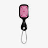 UNbrush® Super Mini Keychain in Cherry Blossom: Schwarzer Bürstenkörper mit pinkem Borstenkissen, silberne Kugelkette zum Anhängen.