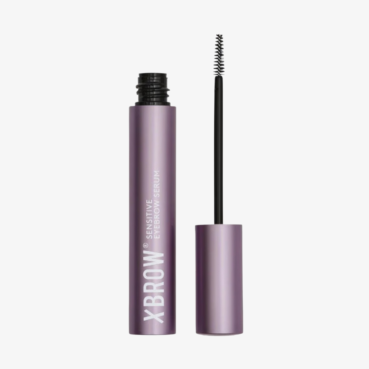 Eine violette Tube „XLASH Xbrow Sensitive Eyebrow Serum“, aus der der Applikator entfernt wurde und die aufrecht steht.