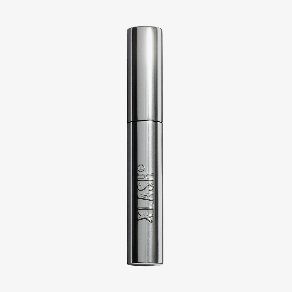 Eine zylindrische silberne Tube mit dem Wimpernserum XLASH Lash Booster.