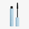 XLASH Weightless Mascara in einer hellblauen Tube, wobei die Bürste senkrecht neben dem geöffneten Behälter steht.