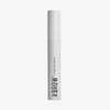 Eine weiße Tube des Xbrow Eyebrow Serums von XLASH steht aufrecht vor einem schlichten weißen Hintergrund.